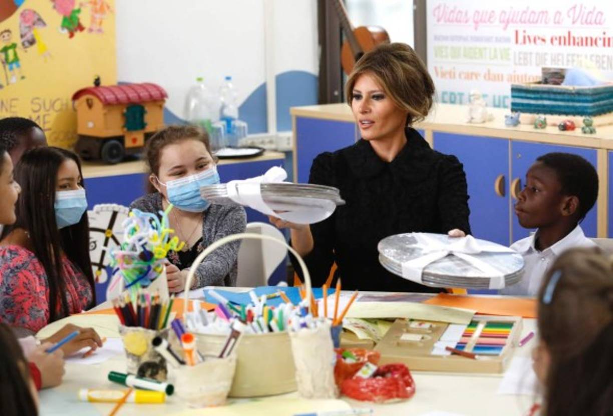 Los niños la recibieron con dibujos y pancartas de 'Welcome' ('Bienvenida') colgadas en las paredes, un gesto que Melania agradeció con una sonrisa.