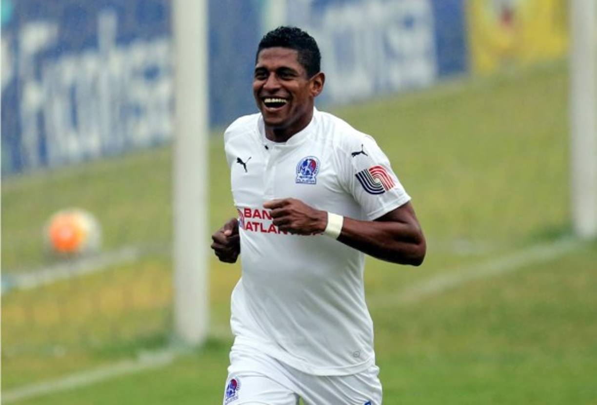 El gerente general de la Liga Deportiva Alajuelense de Costa Rica, Marco Vásquez, ha puesto fin al tema Carlo Costly tras los rumores que el delantero hondureño ficharía por los “manudos”. 'El rumor de que Carlos Costly llega a la Liga es falso y me gustaría desmentirlo porque ni la Comisión Técnica ni la Junta Directiva han analizado el tema de Carlo Costly sobre una posible llegada'.