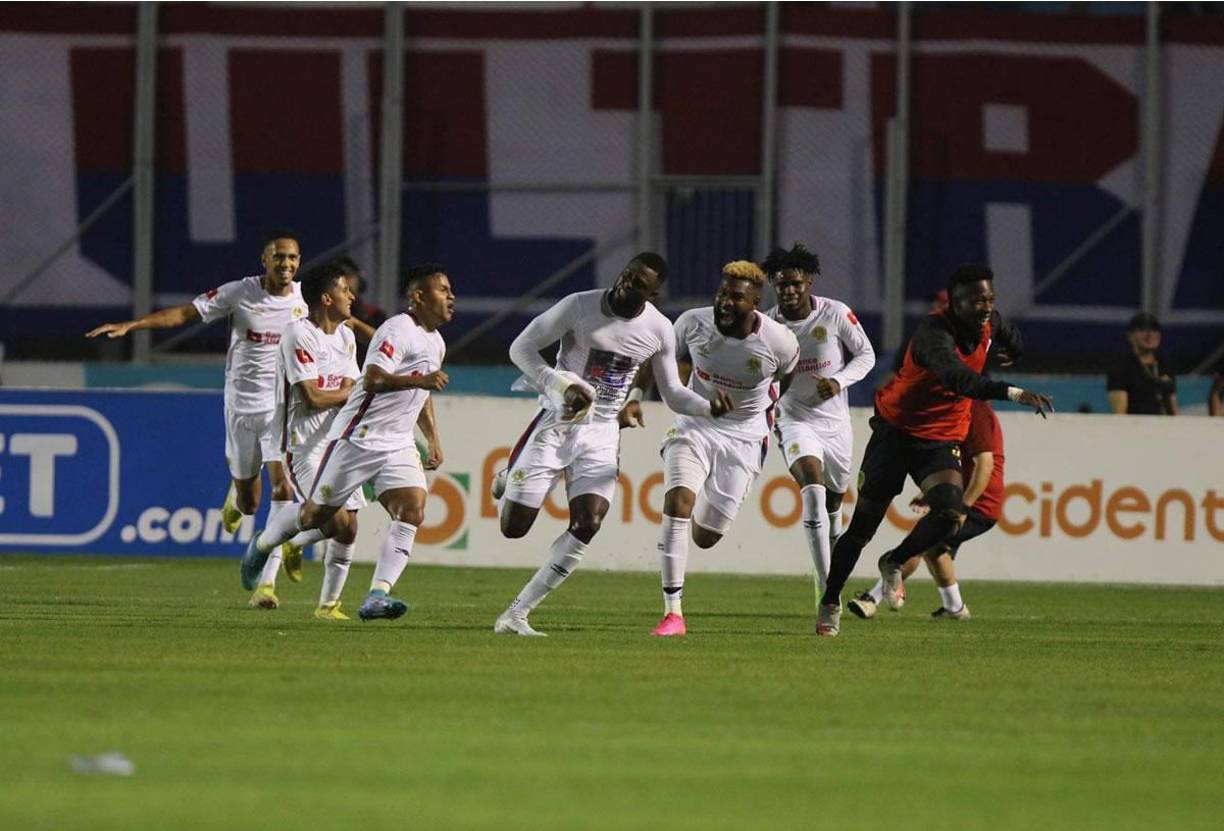 Yustin Arboleda corre a celebrar su segundo gol contra el Olancho FC.