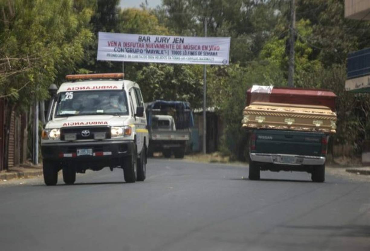 Desde que el gobierno dejó de informar sobre el avance de la pandemia en el país, los hospitales públicos y cementerios son vigilados por patrullas de policías.