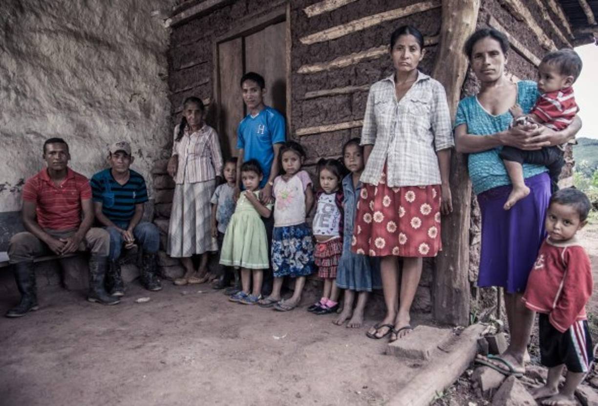 Las madres y padres de los pequeños tolupanes se han preocupado porque sus niños tengan un mejor futuro en la Montaña de La Flor.