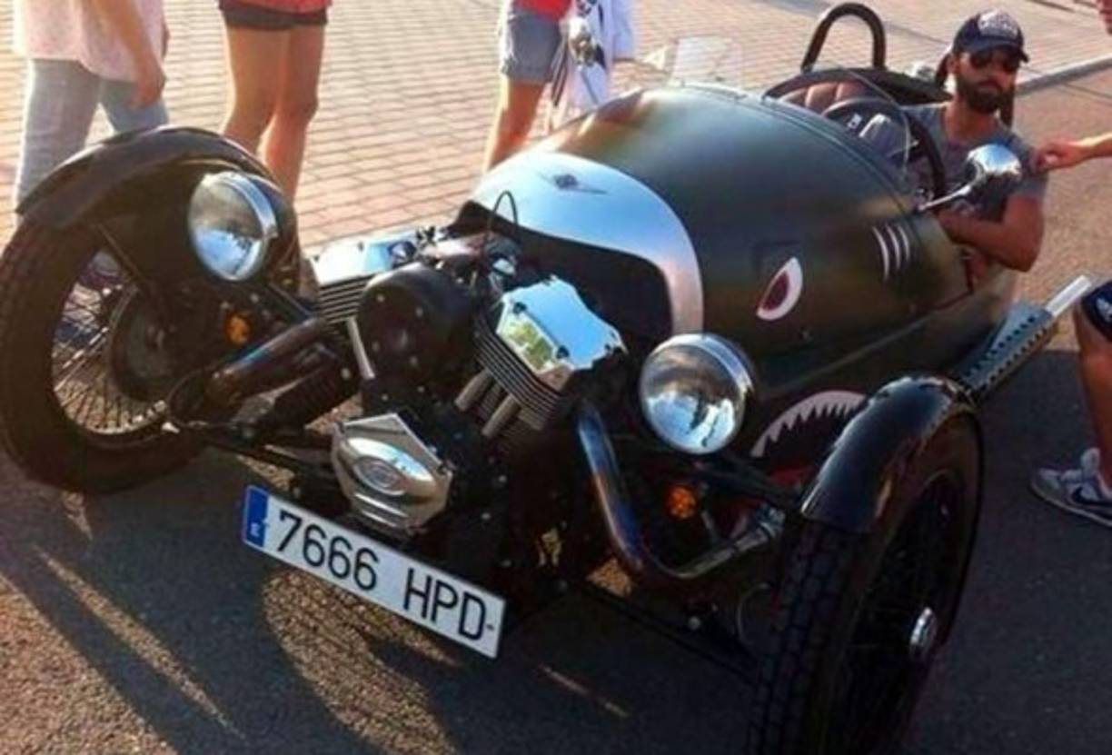 Este es el campeón de la lista: Álvaro Arbeloa y su biplaza Morgan 3 Wheeler tuneado en forma de tiburón.