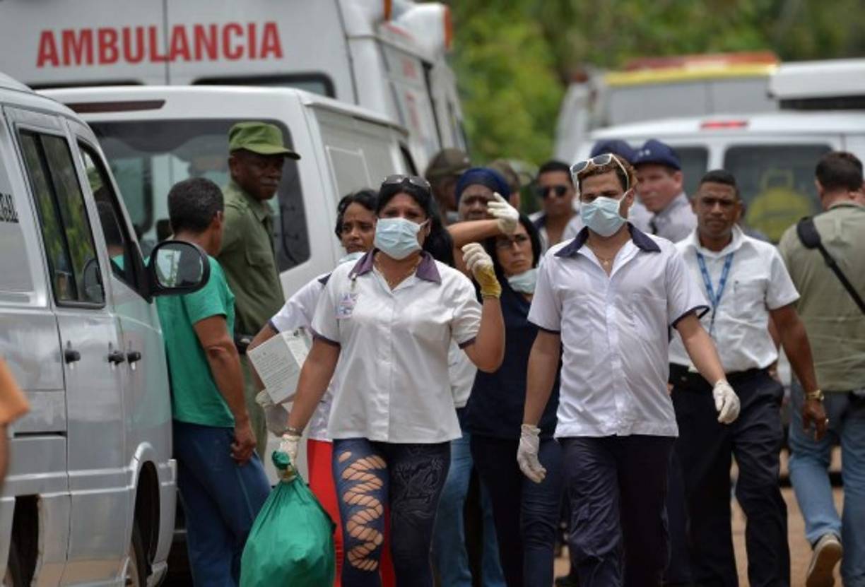 Emergency personnel at seen at the site of the accident after a Cubana de Aviacion aircraft crashed after taking off from Havana's Jose Marti airport on May 18, 2018.<br/>A Cuban state airways passenger plane with 113 people on board crashed on shortly after taking off from Havana's airport, state media reported. The Boeing 737 operated by Cubana de Aviacion crashed 'near the international airport,' state agency Prensa Latina reported. Airport sources said the jetliner was heading from the capital to the eastern city of Holguin.<br/> / AFP PHOTO / Adalberto ROQUE
