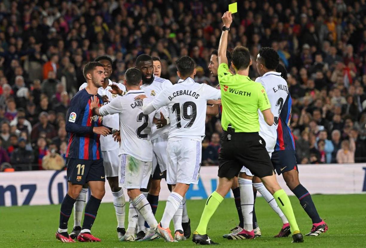 El centrocampista Gavi del FC Barcelona vuelve a estar en el punto de mira. El volante es señalado por haber agredido de forma desleal a un jugador del Real Madrid.