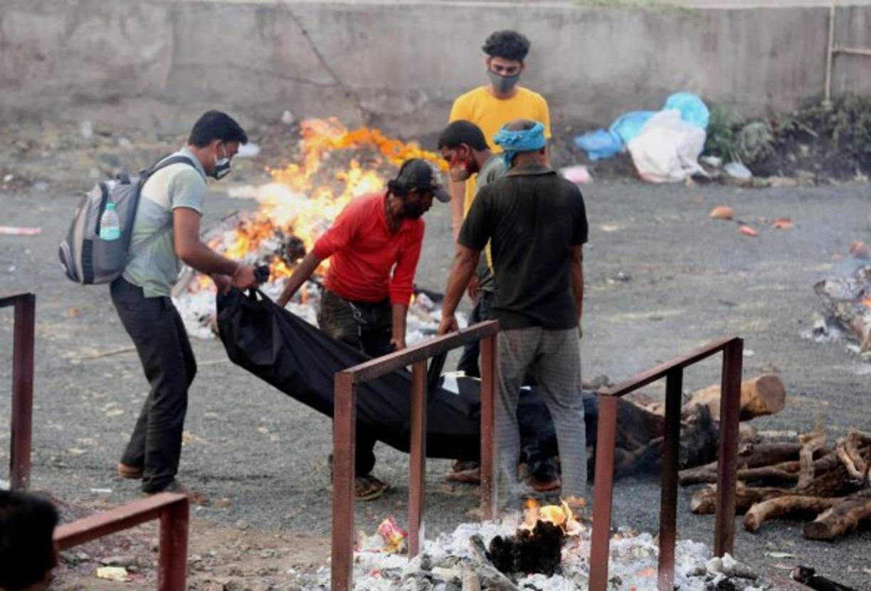 La carga de trabajo de los sepultureros ha aumentado espectacularmente en las últimas semanas en India, donde la población de 1.300 millones de personas se ve afectada por una segunda ola epidémica de coronavirus.