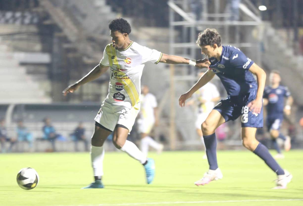 En el complemento, Motagua le bajó el gas al encuentro e hizo varias modificaciones para darle oportunidad a jugadores jóvenes, como fue el caso de Mathías Vázquez, hijo del entrenador azul.