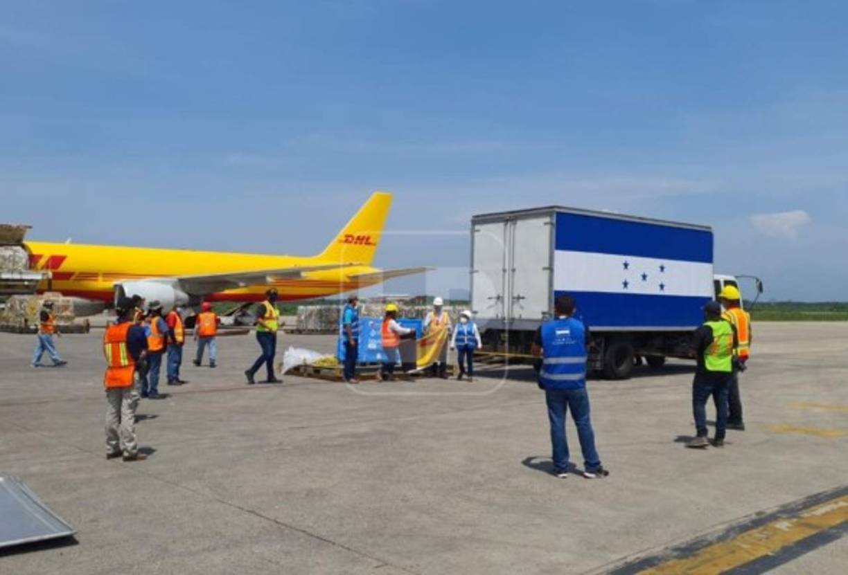 Honduras acordó con Rusia la adquisición de 4,2 millones de dosis de Sputnik V. Medios de comunicación acudieron a la terminal aérea. La expectativa generada crece a la par de la curva de contagios en territorio hondureño.