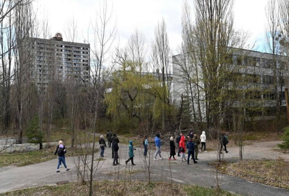 'La explosión en la central de Chernóbil y sus consecuencias transformaron el mundo', declaró el presidente ucraniano, Volodimir Zelenski, durante una visita a la zona de exclusión de la central, de un radio de 30 kilómetros. La tragedia 'mostró a la humanidad que hay desgracias que nos afectan a cada uno y a todos juntos', agregó el mandatario, que llamó a la comunidad internacional a 'reforzar la seguridad' para evitar 'catástrofes similares'.