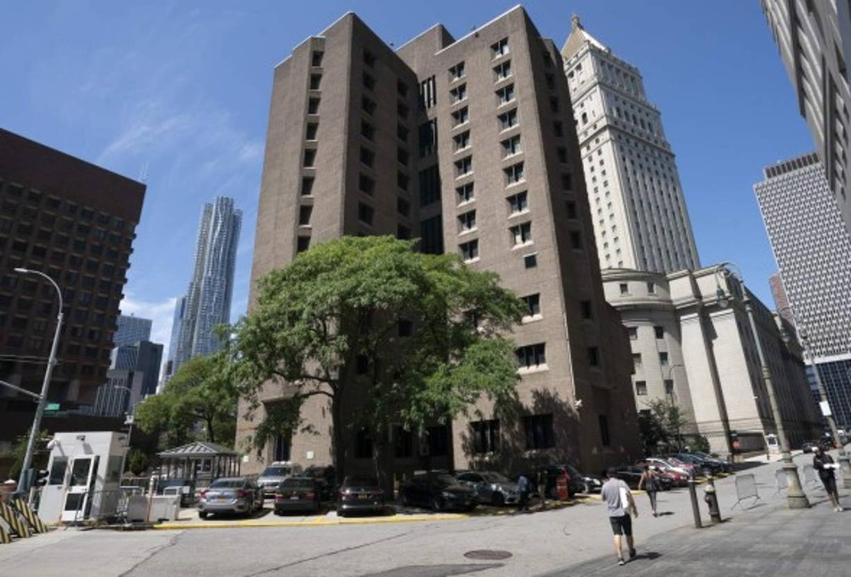 El empresario, que era investigado por presunto abuso y tráfico sexual de menores, fue encontrado ahorcado en su celda del Centro Penitenciario Metropolitano de Nueva York, un edificio construido en 1975.