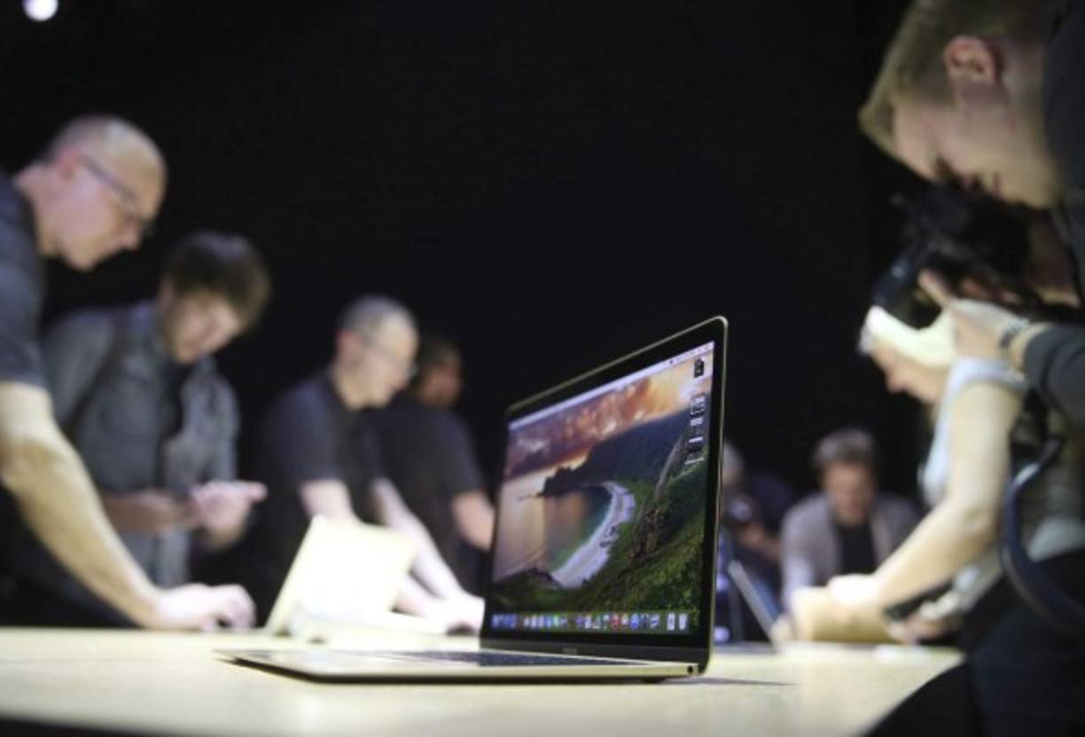 Apple también presentó el lunes una nueva versión de su ordenador portátil MacBook, con un diseño más delgado que el de la MacBook Air, y redujo 30% el costo de la suscripción a su servicio de televisión AppleTV.