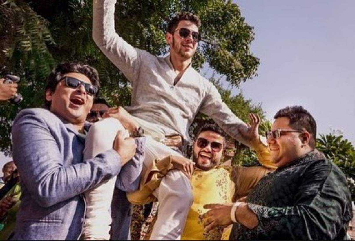 Ralph Lauren reveló en sus redes sociales que vistió a ambos con diseños exclusivos, y también a los miembros del cortejo nupcial.