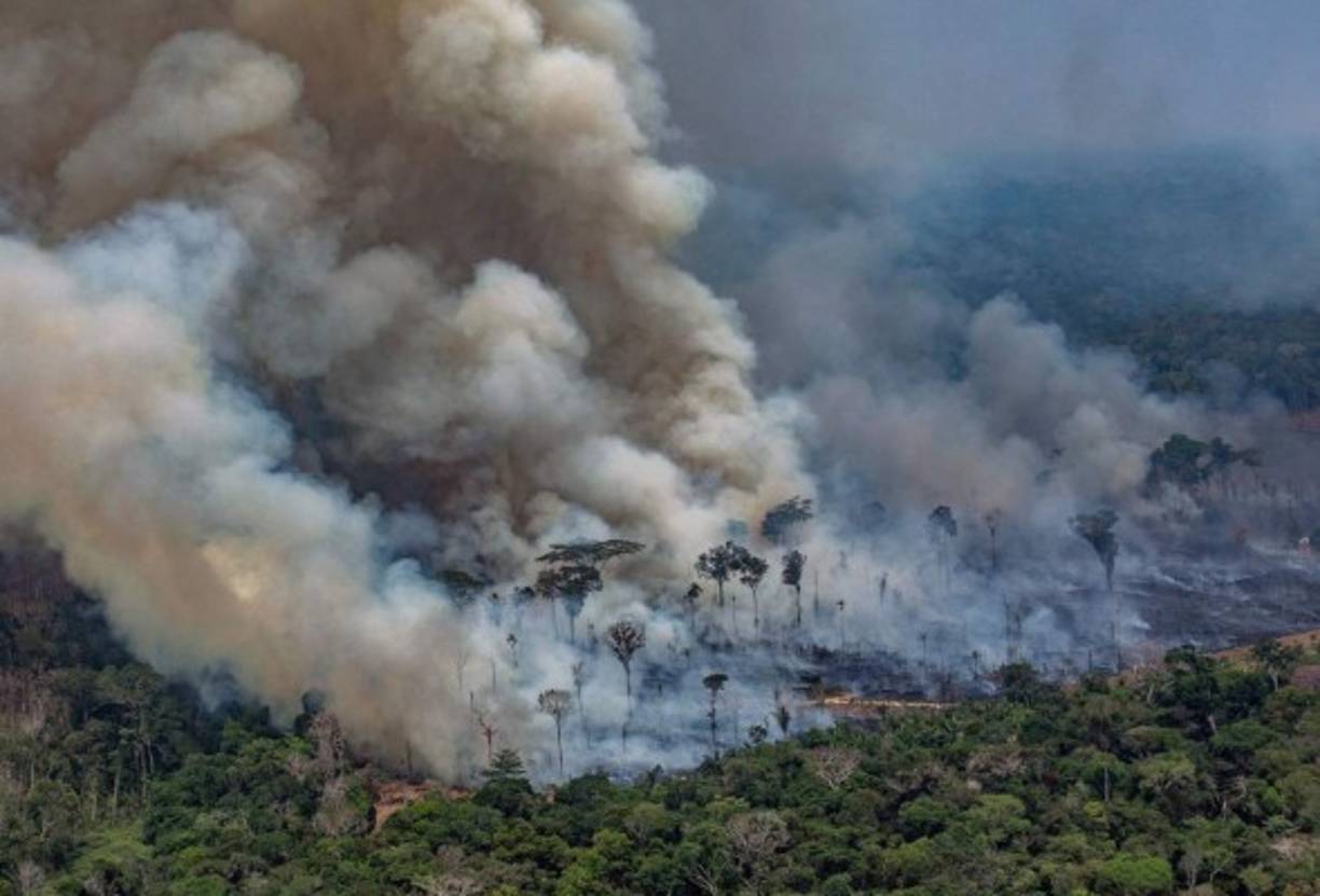 La Amazonía se ha convertido en centro de una crisis ambiental y de tensiones diplomáticas entre Brasil y países europeos, principalmente Francia, ante los devastadores incendios que consumen al principal pulmón del mundo.
