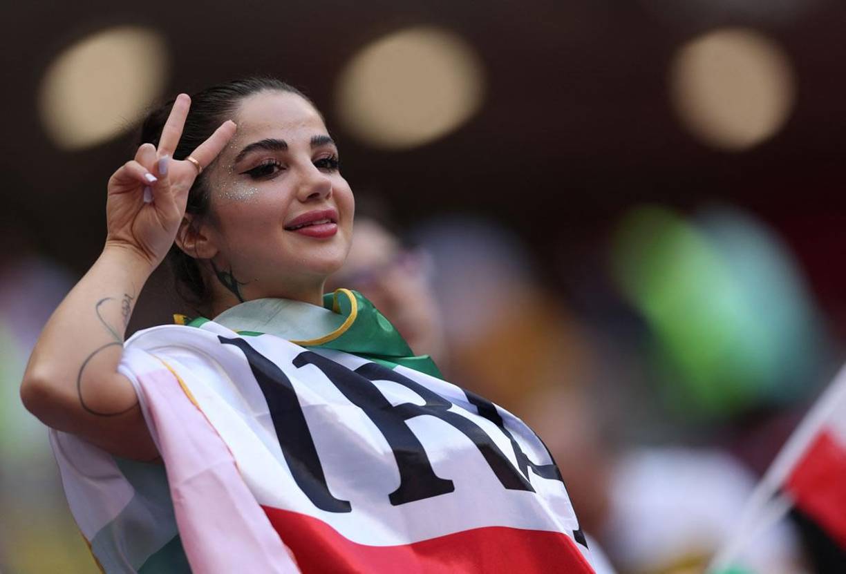 Esta bella aficionada iraní mostró su apoyo a la selección de Irán en el partido ante Gales.