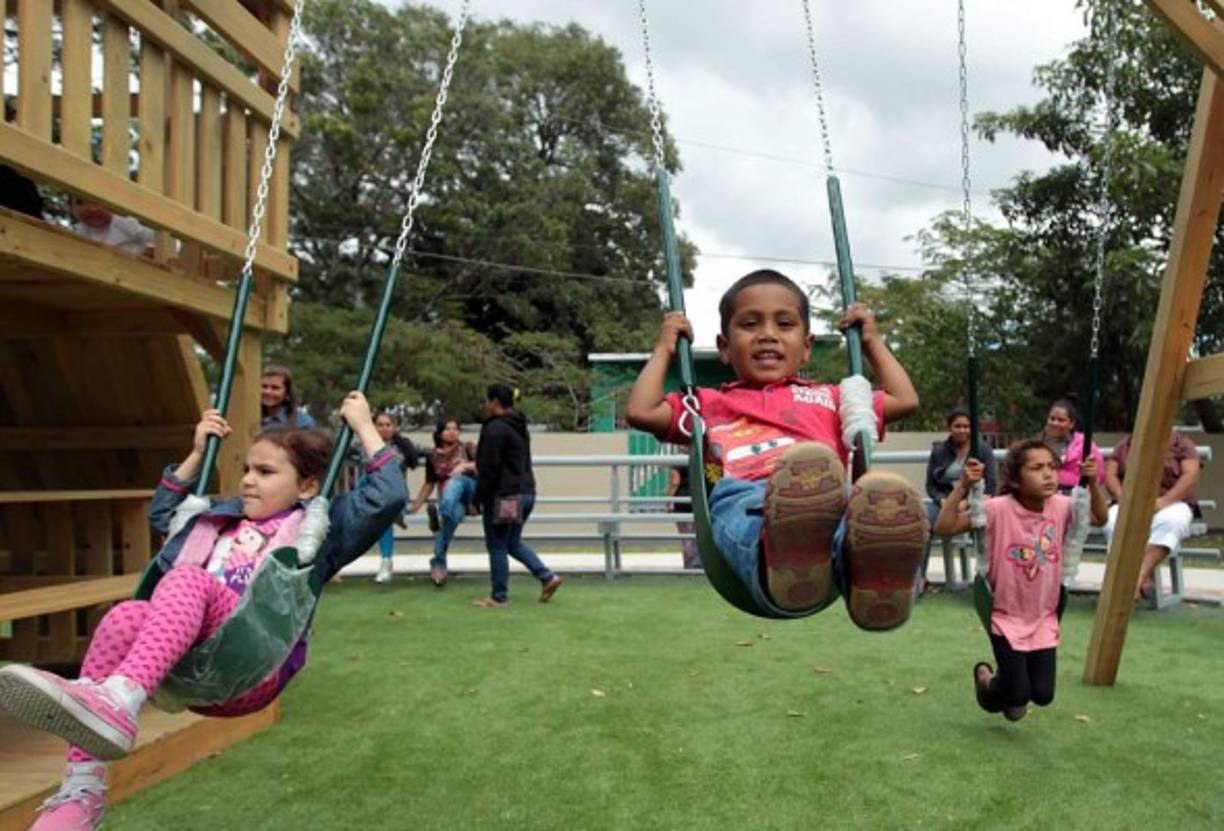 Los pequeños disfrutan al máximo el nuevo parque en la San José de la Vega.