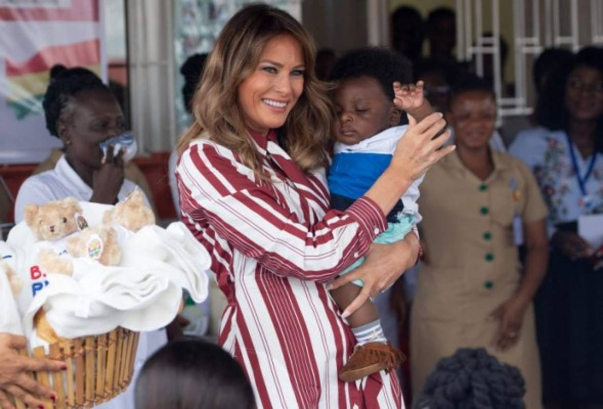Más sonriente que de costumbre, la primera dama estadounidense, Melania Trump, inició su primera gira en solitario en Ghana, en un viaje que le permitirá ganar presencia en el escenario internacional y dar una cara 'amable' del gobierno de su esposo tras una semana turbulenta.