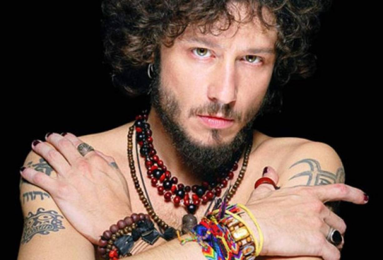 Las canciones de Enrique Bunbury en su etapa con Héroes del Silencio y en solista, están marcadas de forma profunda por un lenguaje poético: en muchas entrevistas, el español ha confesado ser una amante de la buena literatura.<br/>