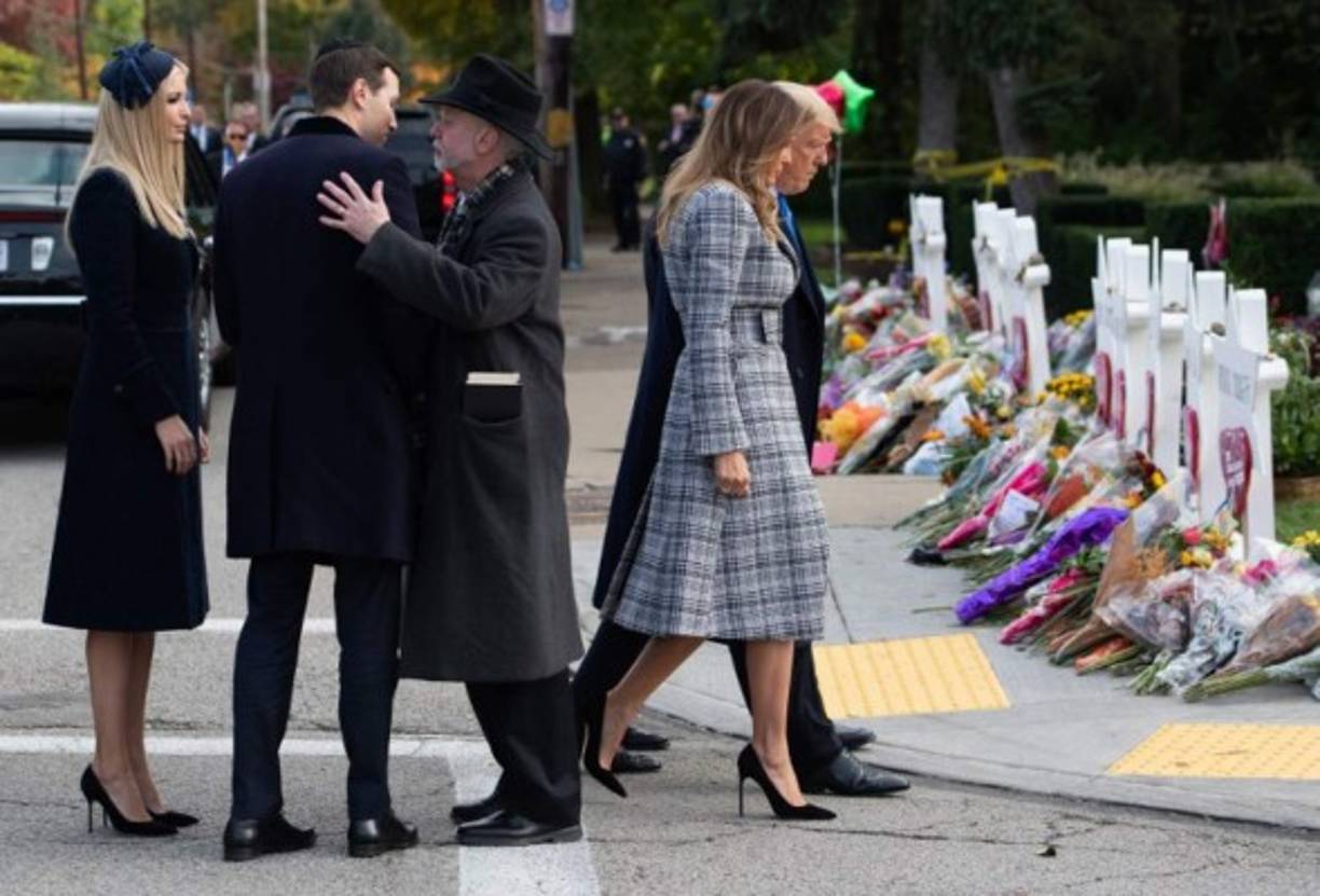 Jarred e Ivanka, ambos judíos, ofrecieron sus condolencias a uno de los líderes de la sinagoga.