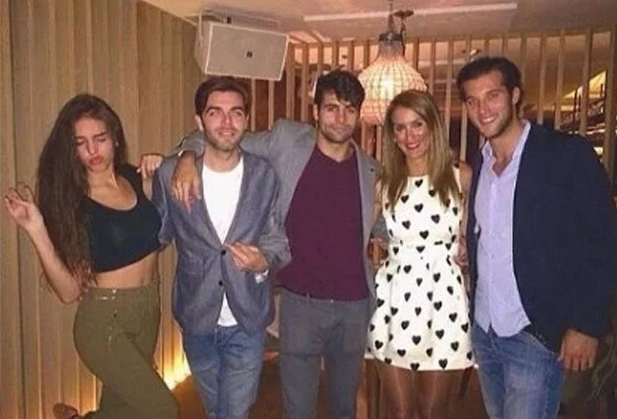 “El primer encuentro con Ronaldo fue en Gucci, donde trabajé como vendedora. Días después nos volvimos a ver en el evento de otra marca y fue entonces cuando pudimos hablar en un ambiente relajado, fuera de mi ambiente de trabajo. Fue amor a primera vista para ambos”, comentó Georgina Rodríguez sobre su primer encuentro con el futbolista.