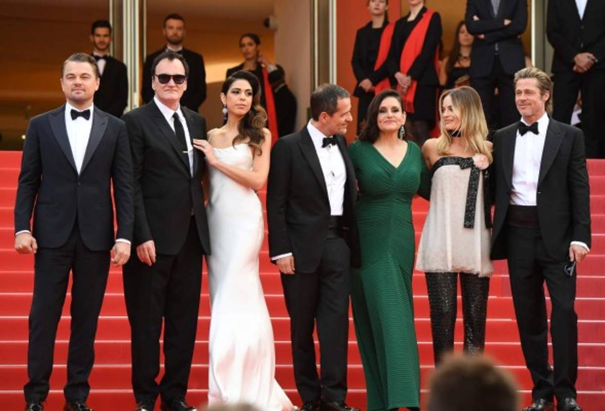 Hubo gritos que precedieron la llegada de los dos protagonistas al Palacio de Festivales, sede del certamen desde el 14 y hasta el 25 de mayo.<br/><br/>Completó el trío Margot Robbie, dentro de un elenco de lujo también integrado por Dakota Fanning, Al Pacino, Kurt Russell o el recientemente fallecido Luke Perry.<br/>