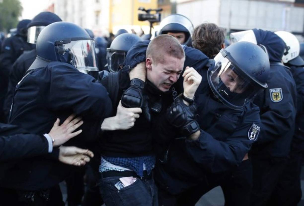 ALEMANIA. Un hombre es conducido por la policía durante la 'Manifestación Revolucionaria del 1 de Mayo' en el distrito de Friedrichshain en Berlín, el 1 de mayo de 2019.