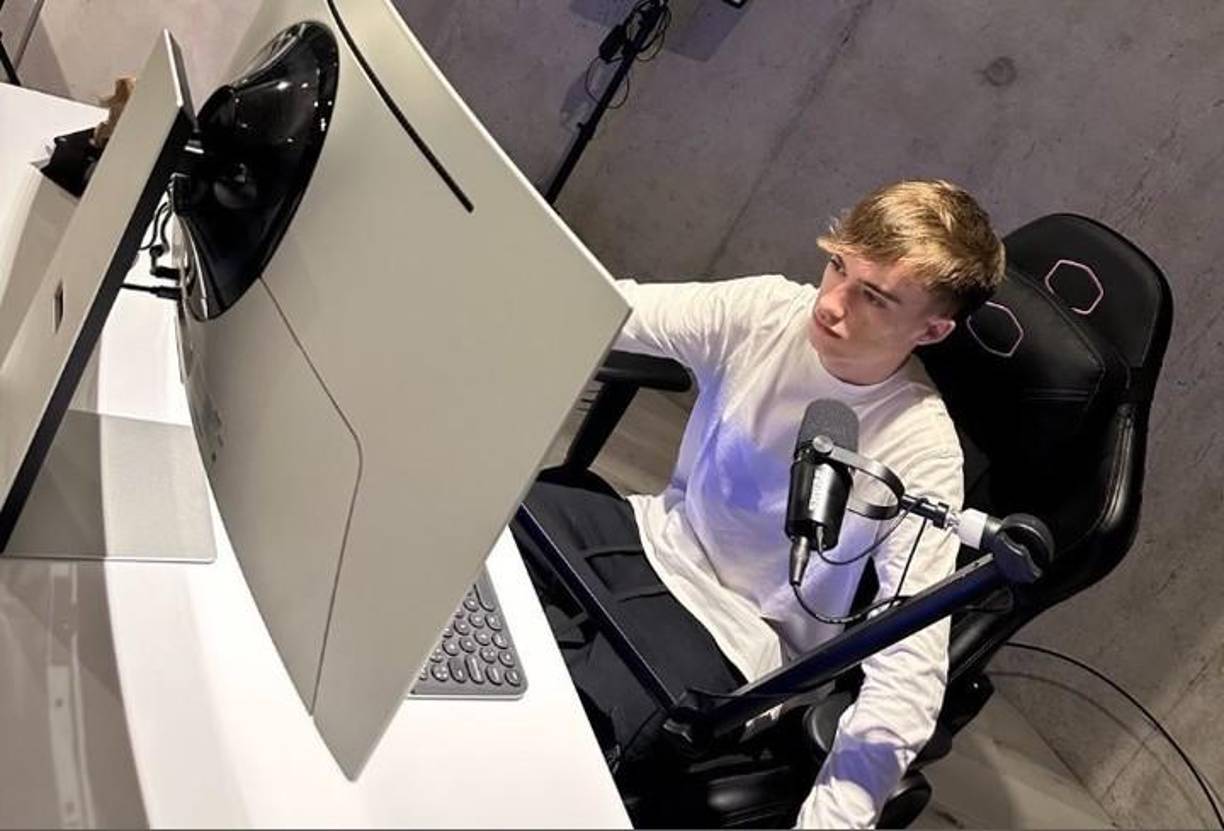 Durante la búsqueda de los delincuentes, las autoridades encontraron el auto utilizado en el crimen en una vivienda en la localidad de Glew, cubierto con nylon.