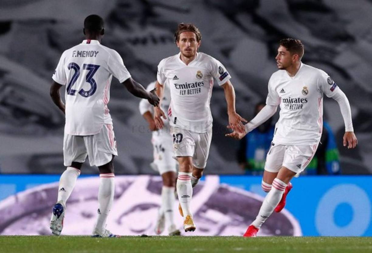 Modrid siendo felicitado por Mendy y Valverde tras su golazo.