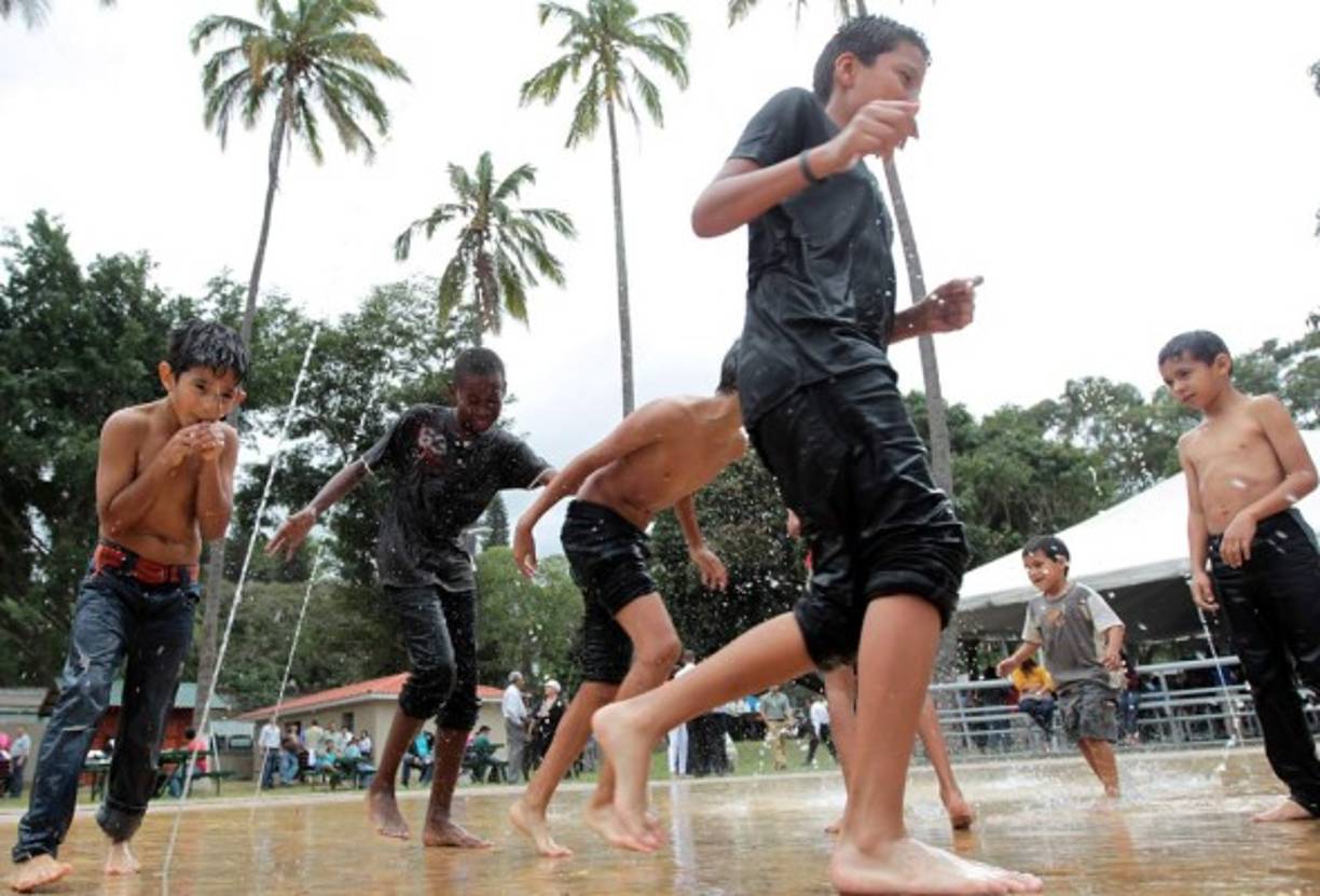 Estos niños aprovecharon los chorros de agua para refrescar su día.