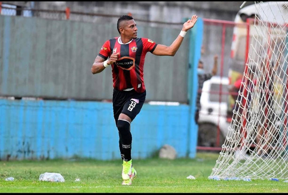  Carlo Costly, es otro de los delanteros con experiencia en Honduras, que se ha ganado el respeto de los aficionados marcando goles decisivos. Costly continuará en el Lone FC para esta temporada.