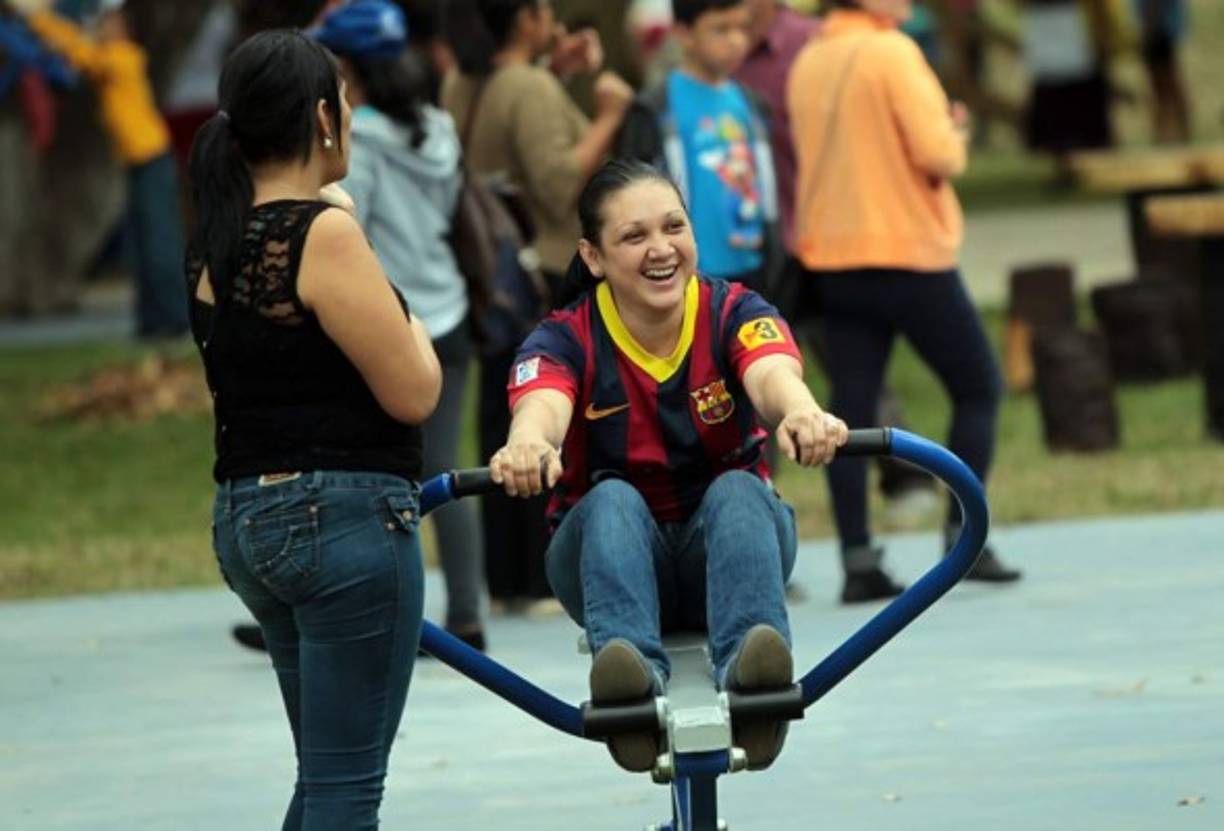 En el parque se instalaron máquinas para hacer ejercicios.
