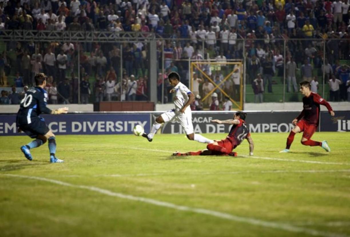 Anthony Lozano se anticipó al defensa Liam Ridgewell en el centro de Omar Guerra para el 2-0.