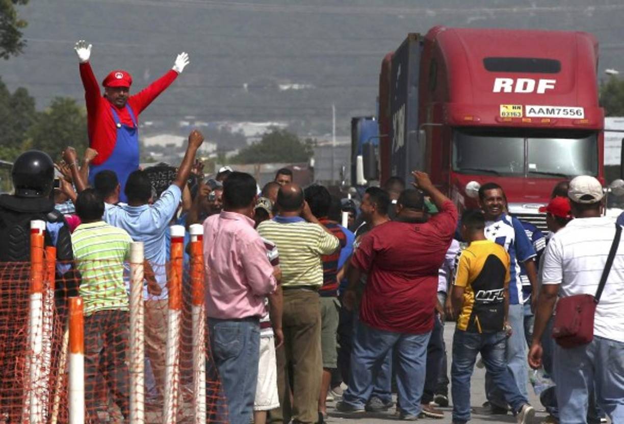 Mario Bros, famoso personaje de los videojuegos salió a sumarse al paro.