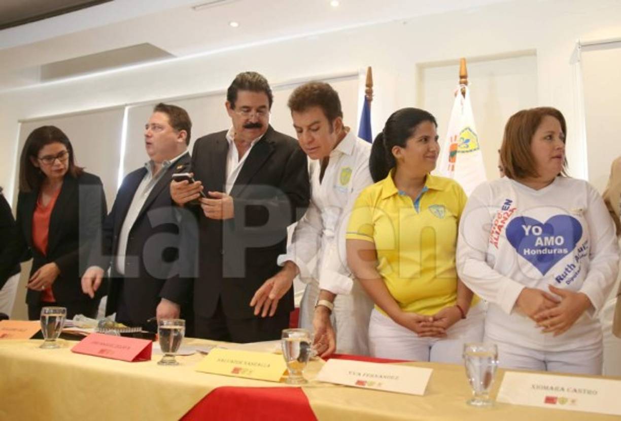 Al regreso, Salvador Nasralla se sentó a la par de Manuel Zelaya y brindaron juntos una conferencia de prensa