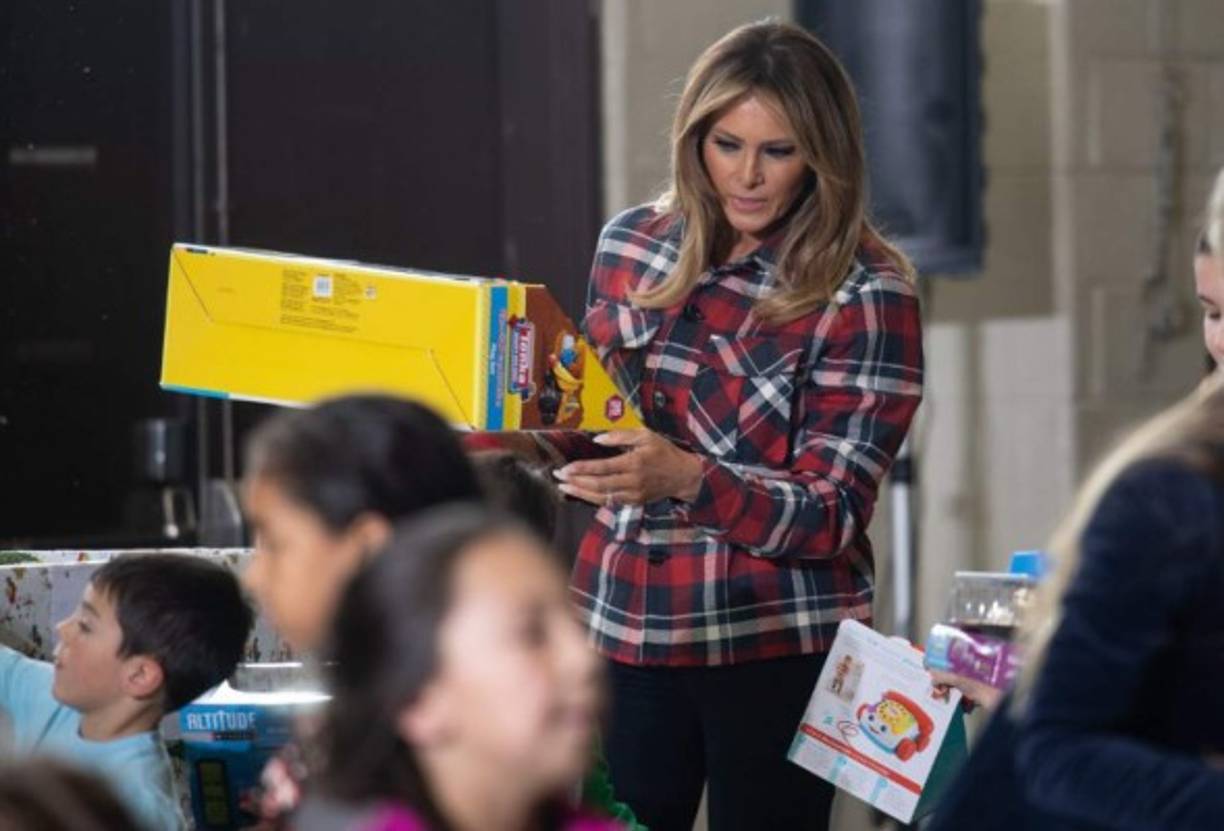 US First Lady Melania Trump gives presents at a Toys for Tots event at Joint Base Anacostia-Bolling in Washington, DC, on December 11, 2018. - Toys for Tots is a program run by the United States Marine Corps Reserve which distributes toys to children whose parents cannot afford to buy them gifts for Christmas. (Photo by NICHOLAS KAMM / AFP)