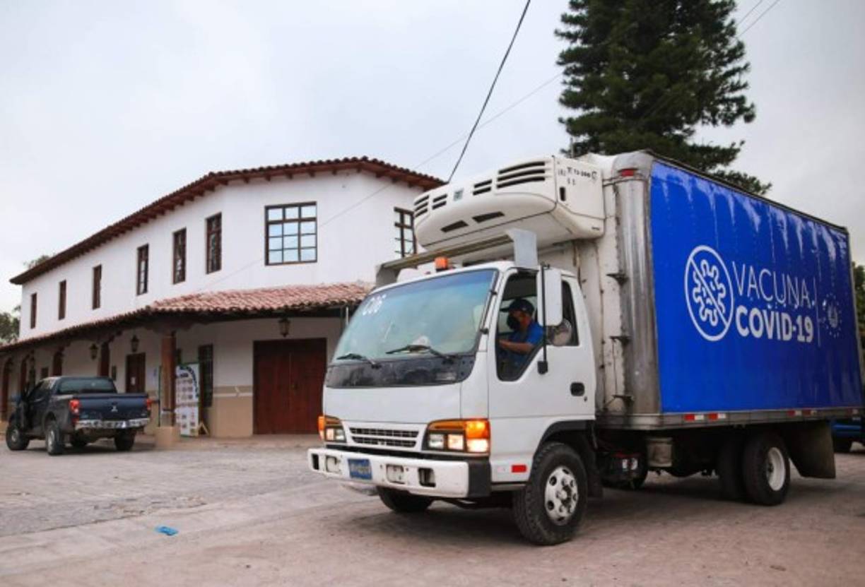 Las primeras vacunas de AstraZeneca donadas por El Salvador, comenzaron a ser distribuidas desde muy temprano este viernes. <br/>