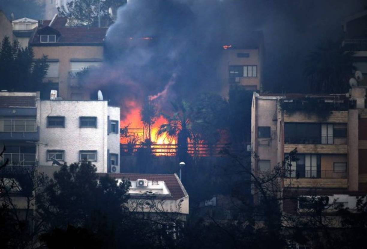ISRAEL. Emergencia por incendios forestales en Haifa. Miles de personas fueron evacuadas ayer en Haifa, tercera ciudad de Israel, debido a unos incendios que azotan el país desde hace tres días. Foto: AFP/Ahmad Gharabli