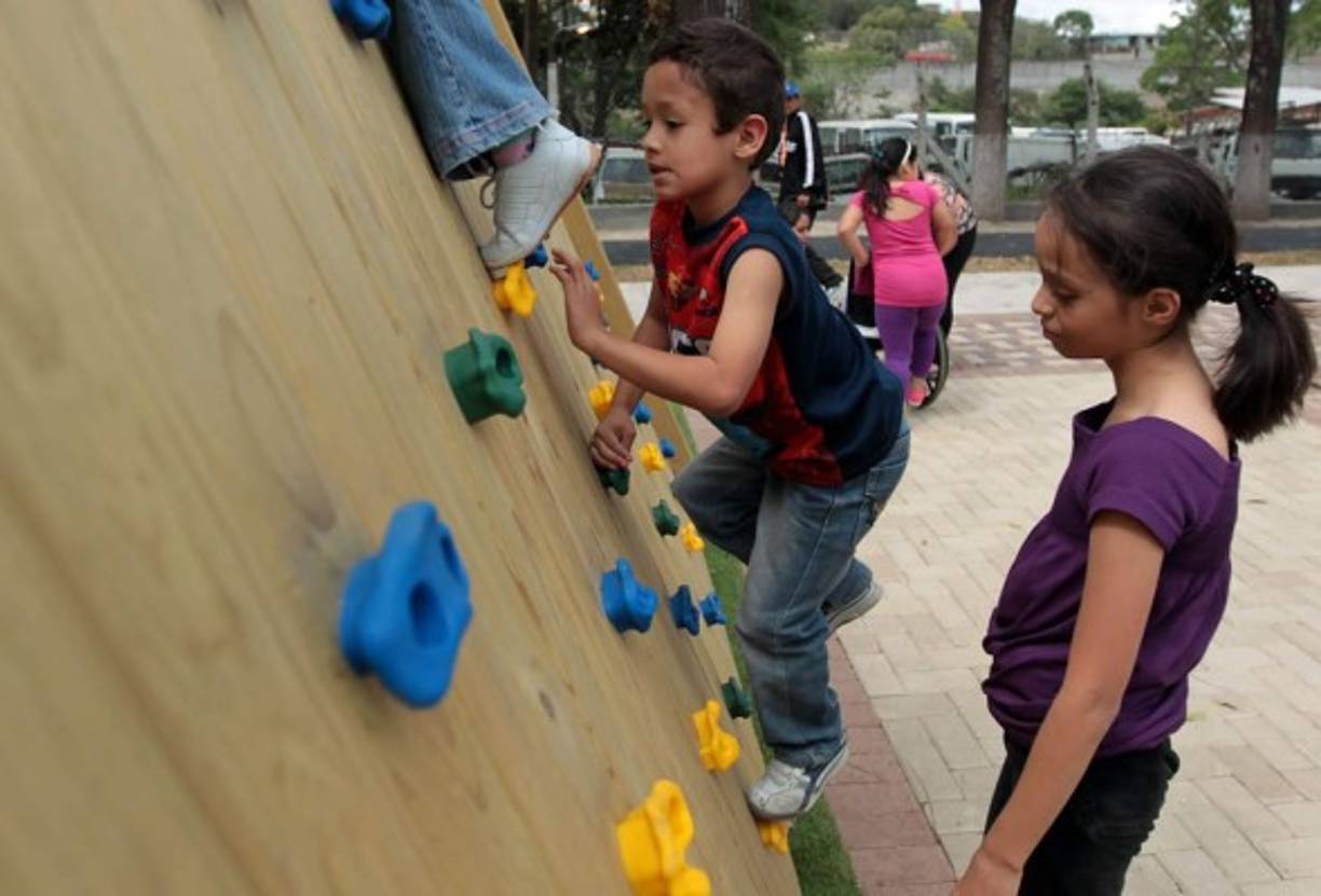 Los pequeños disfrutan al máximo el nuevo parque en la San José de la Vega.