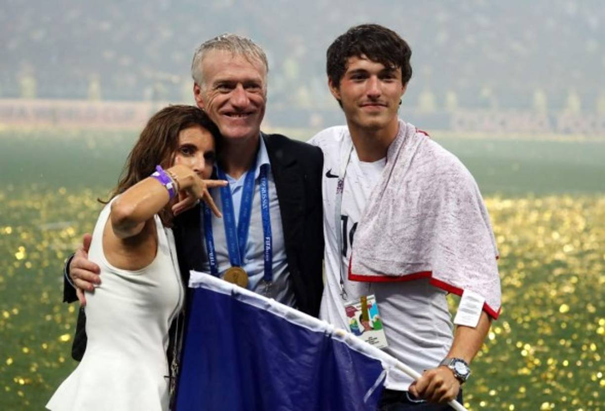 Didier Deschamps junto a su familia celebrando en el campo.