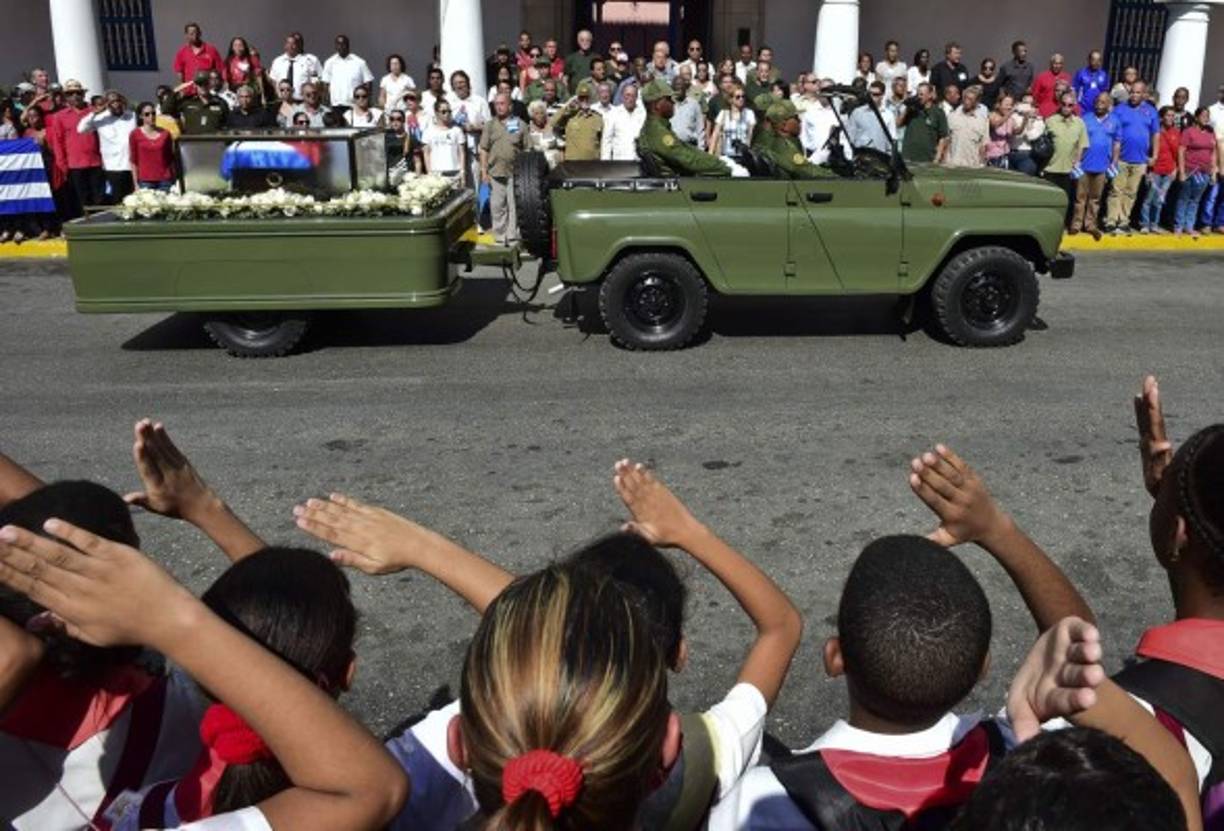El adiós a Fidel Castro: Jóvenes cubanos muestran su respeto por el Comandante durante el paso de la caravana que llevaba las cenizas del líder revolucionario con destino a Santiago de Cuba. Castro falleció el 25 de noviembre a los 90 años.