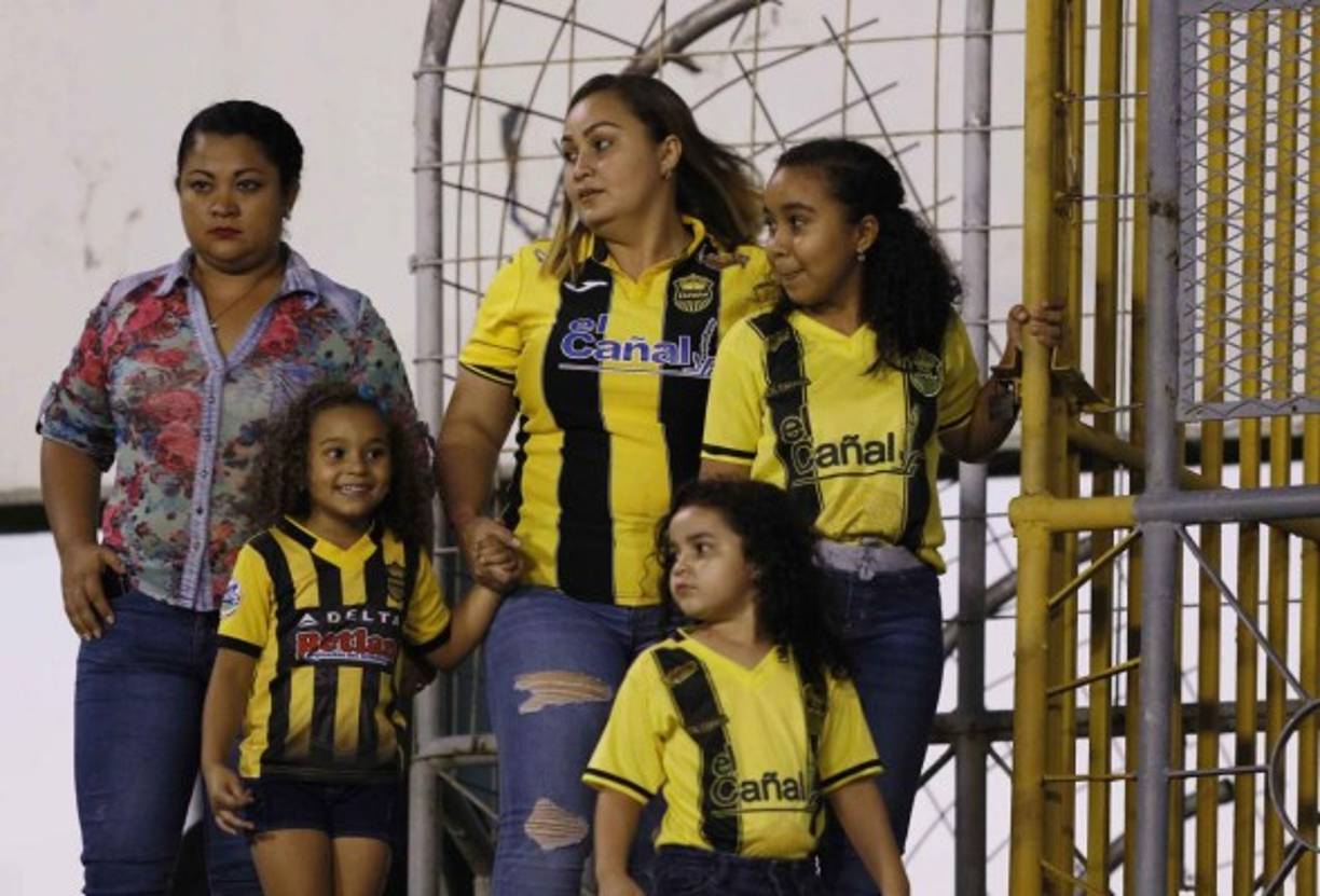 Familias llegaron a disfrutar de la final de Copa Presidente.