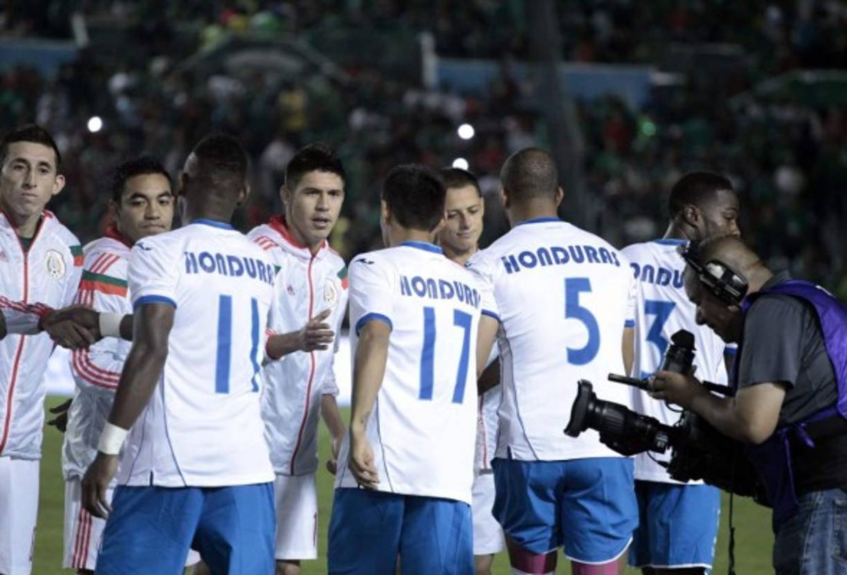 El saludo entre los jugadores hondureños y mexicanos previo al inicio del partido.