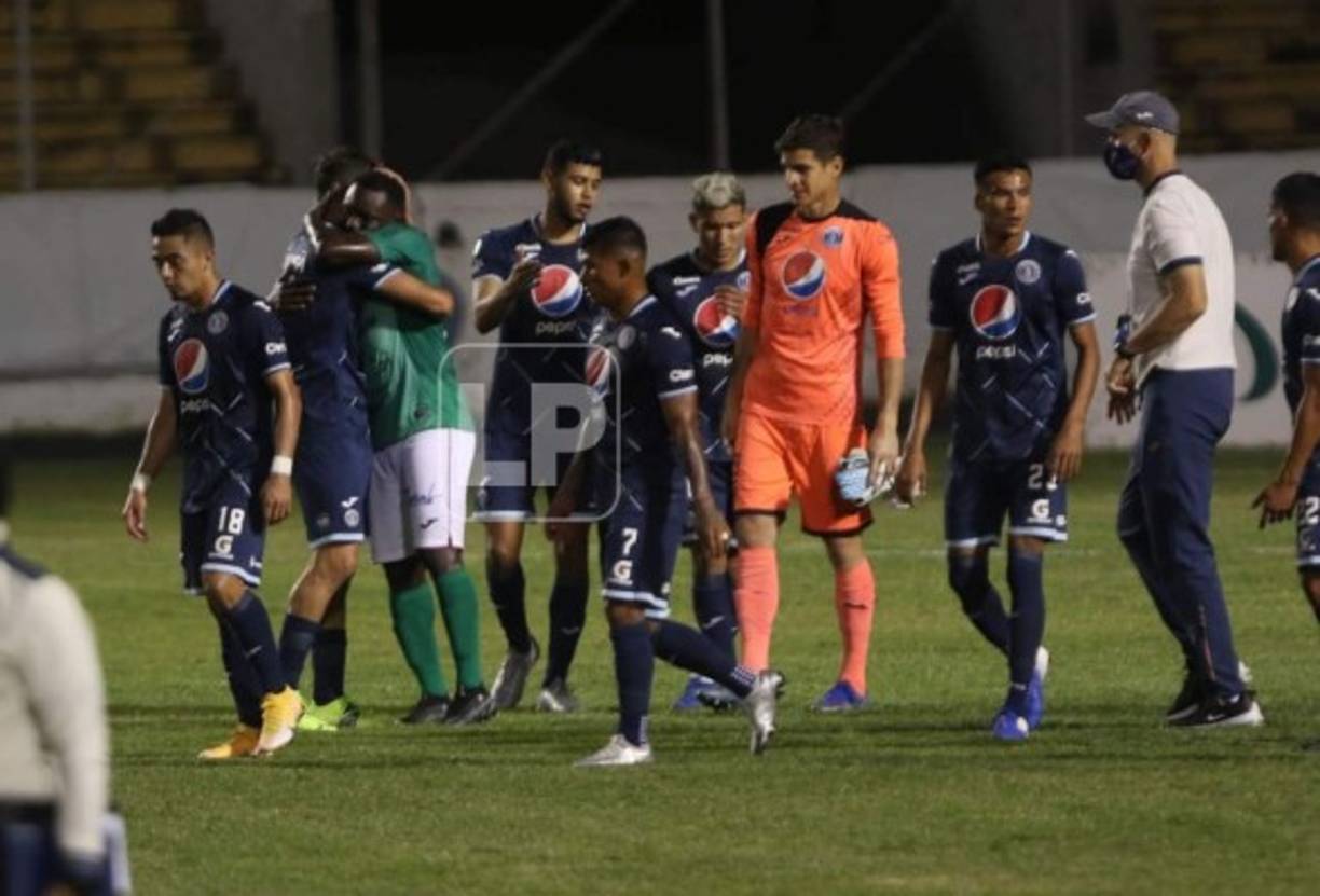 Wilmer Crisanto saludó a los jugadores del Motagua, su ex equipo, al final del partido.