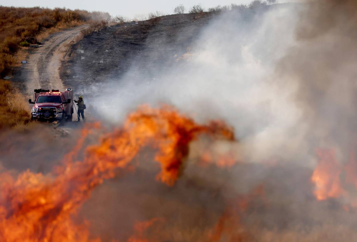 Los residentes de Weed y de dos comunidades cercanas recibieron el viernes por la tarde instrucciones de abandonar sus hogares inmediatamente al verse cientos de casas amenazadas por las llamas. Ese día el Departamento Forestal y de Protección contra Incendios del estado (CalFire) indicó que el fuego avanzaba a una “velocidad peligrosa” en el condado de Siskiyou.