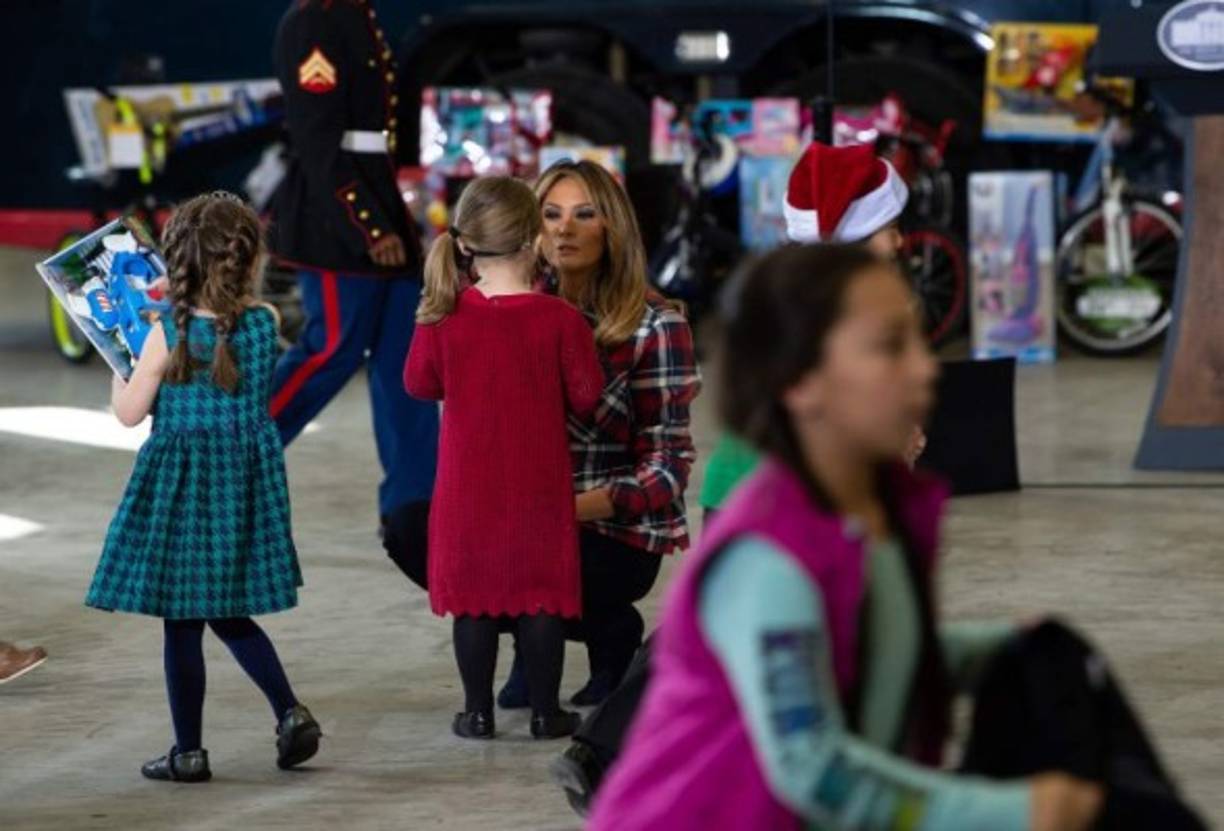 US First Lady Melania Trump speaks with a child during a Toys for Tots event at Joint Base Anacostia-Bolling in Washington, DC, on December 11, 2018. - Toys for Tots is a program run by the United States Marine Corps Reserve which distributes toys to children whose parents cannot afford to buy them gifts for Christmas. (Photo by NICHOLAS KAMM / AFP)