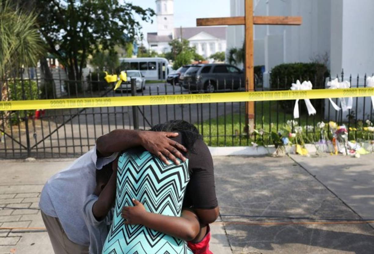 El tiroteo en una histórica iglesia metodista de la comunidad negra de Charleston (Carolina del Sur), donde murieron nueve personas por los disparos de un joven blanco, revivió en EUA el fantasma del racismo.<br/>