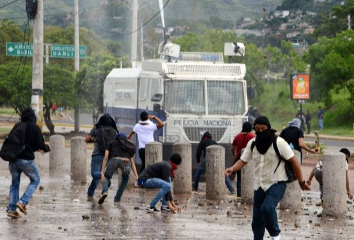 La Policía utilizó las tanquetas con cañones de agua para tratar de dispersar a los manifestantes a las afueras de la Unah.