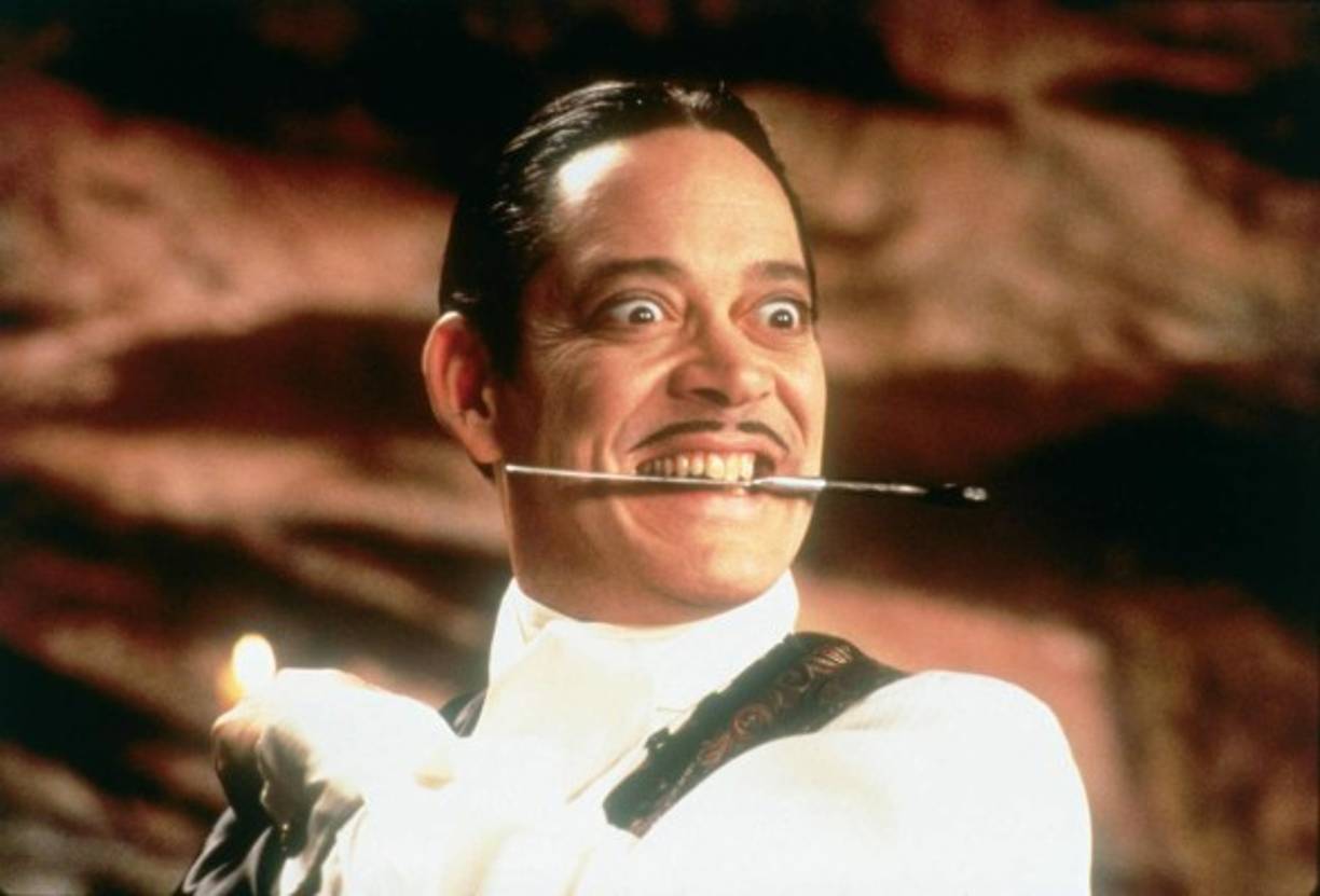 Raul Julia: Fue un actor puertorriqueño que vivió y desarrolló la mayor parte de su carrera en Estados Unidos. Realizó trabajos en el teatro, cine y televisión tanto en papeles dramáticos, cómicos y en musicales. La mayoría le recordaremos por su papel en La famila Adams.