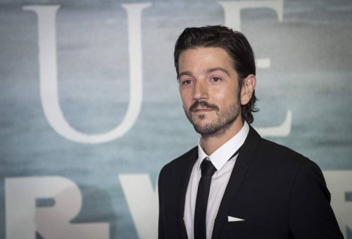 Diego Luna: 'Mi familia y yo estamos bien. Gracias a todos por sus mensajes / My family and I are safe. Thank you for your messages and good wishes'.