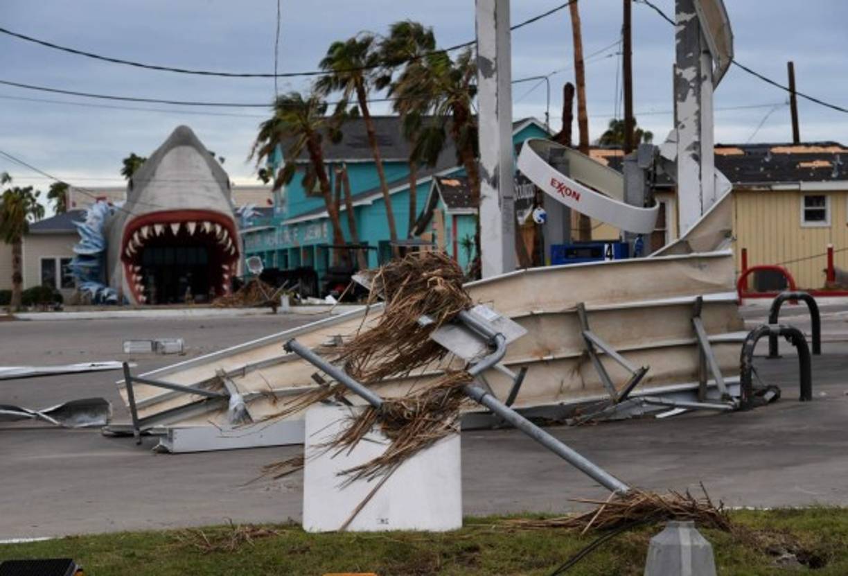 El huracán Harvey tocó tierra en la costa del estado de Texas la noche del viernes, anunciaron autoridades meteorológicas estadounidenses, advirtiendo que se esperan 'inundaciones catastróficas' por las potentes lluvias desatadas por la poderosa tormenta.