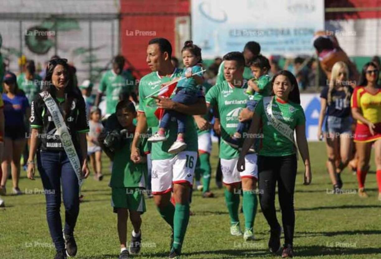 El capitán Allan Banegas del Marathón ingresó al terreno de las acciones junto a un pequeño y a la madrina del club verdolaga.