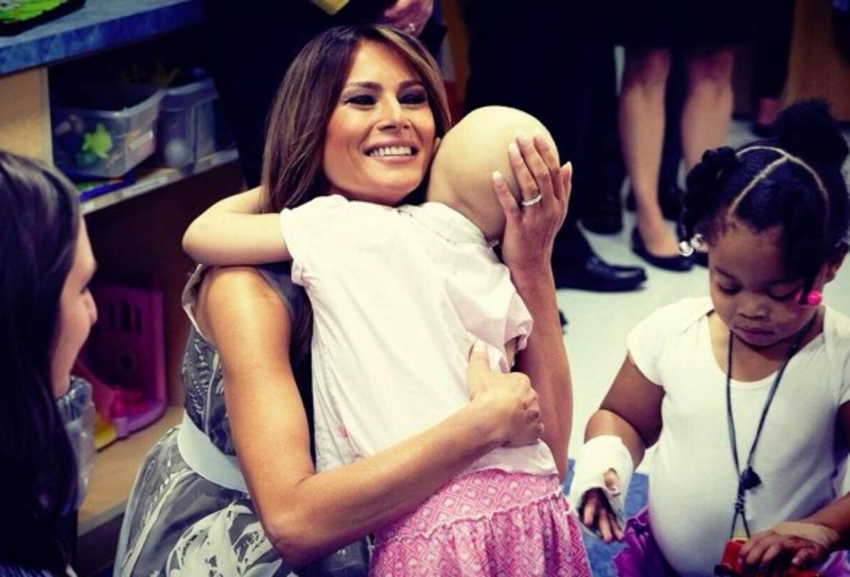 Melania ha visitado varios hospitales infantiles, centros de detención de menores migrantes y clínicas de rehabilitación de adictos como parte de su campaña.